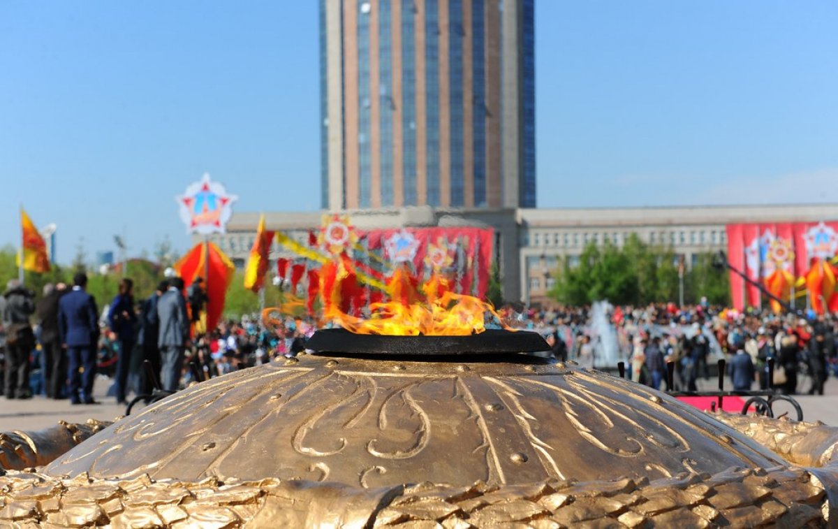 9 мая в казахстане. Монумент защитникам Отечества (Астана). Монумент Отан в Астане. Вечный огонь в Казахстане. 9май чурот.