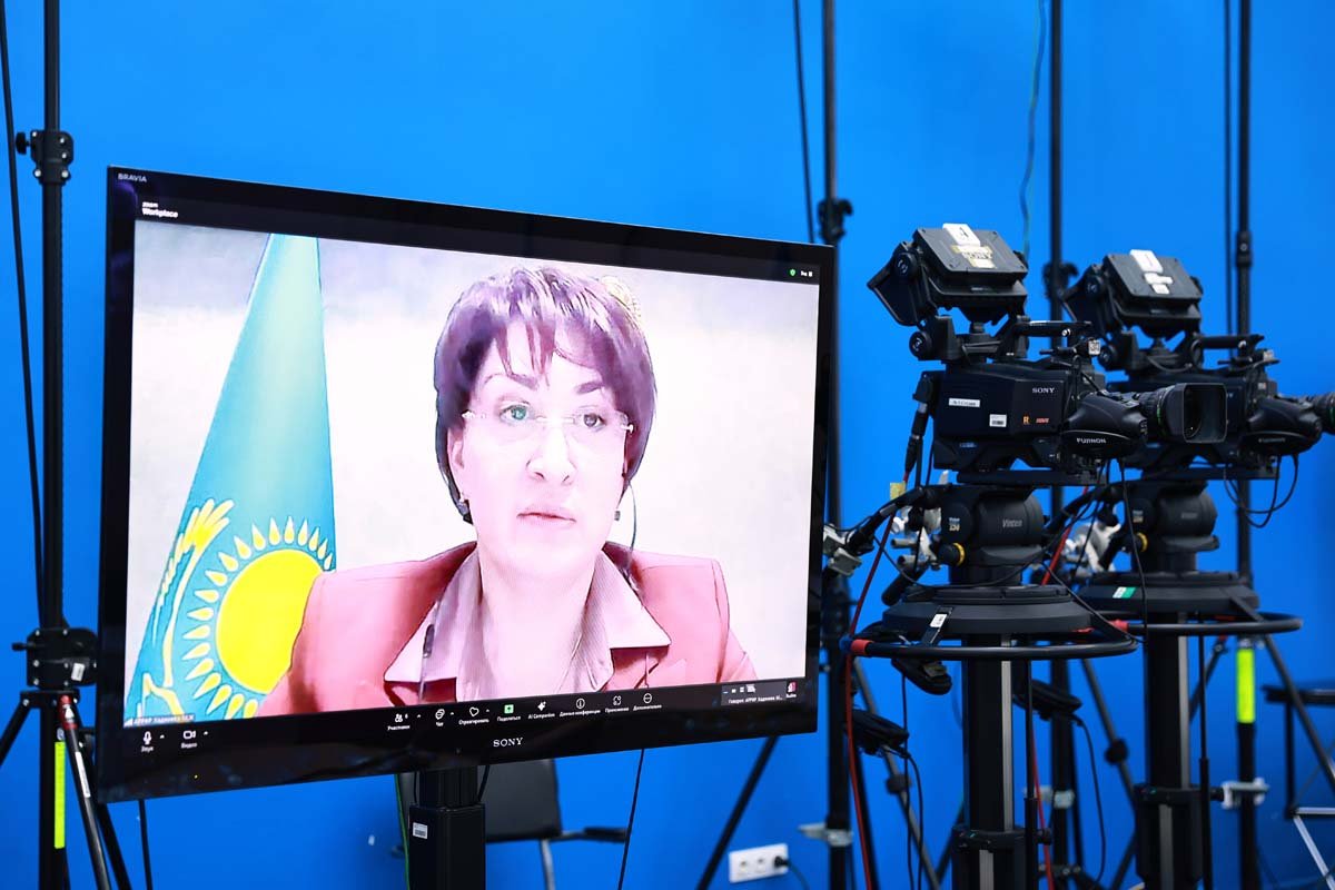 Бейне ішіндегі мүше Ұзақ және тұрақты куннилингус