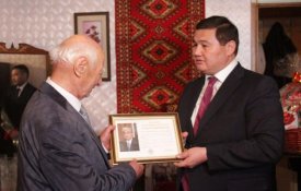Қызылорда облысының әкімі ардагер ұстаз Марк Подольскийге Президенттің құттықтауын табыстады