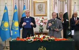 Қасым-Жомарт Тоқаев пен Шахбаз Шариф Қазақстан Республикасы мен Пәкістан Ислам Республикасы арасында стратегиялық серіктестік орнату туралы бірлескен декларацияға қол қойды