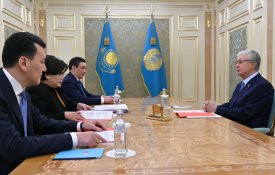 Президент провел рабочую встречу с руководством Конституционной комиссии