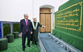 Президент Қасым-Жомарт Тоқаев Қожа Ахмет Ясауи кесенесіне зиярат етті