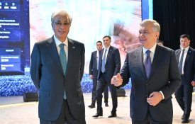 Президенты Казахстана и Узбекистана посетили хакатон по искусственному интеллекту