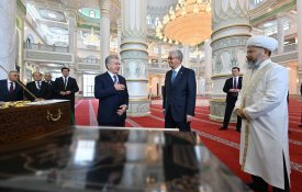 Президенты Казахстана и Узбекистана посетили новую мечеть Туркестана