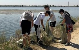 «Таза Қазақстан»: молодёжь Сарани очистила береговую линию водохранилища