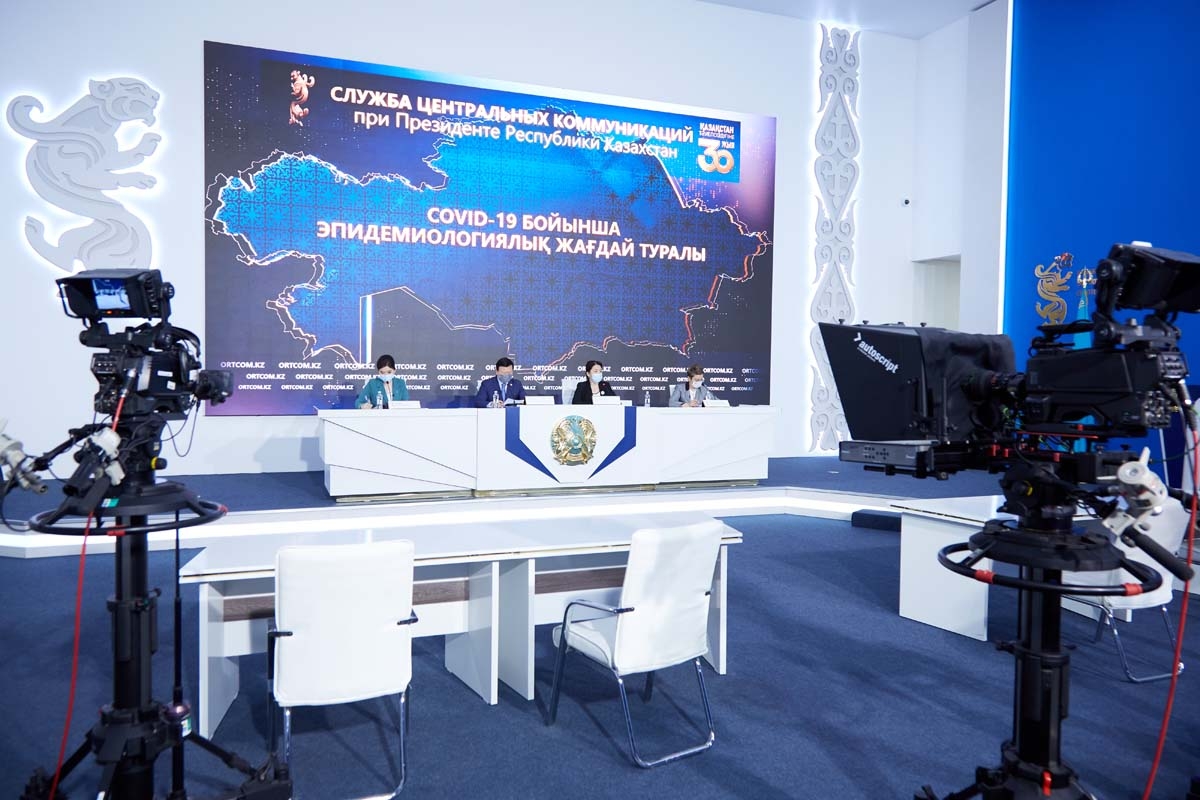 Строго в соответствии с инструкцией. В Казахстане вакцинация проводится и будет проводиться двухкомпонентной дозой вакцины