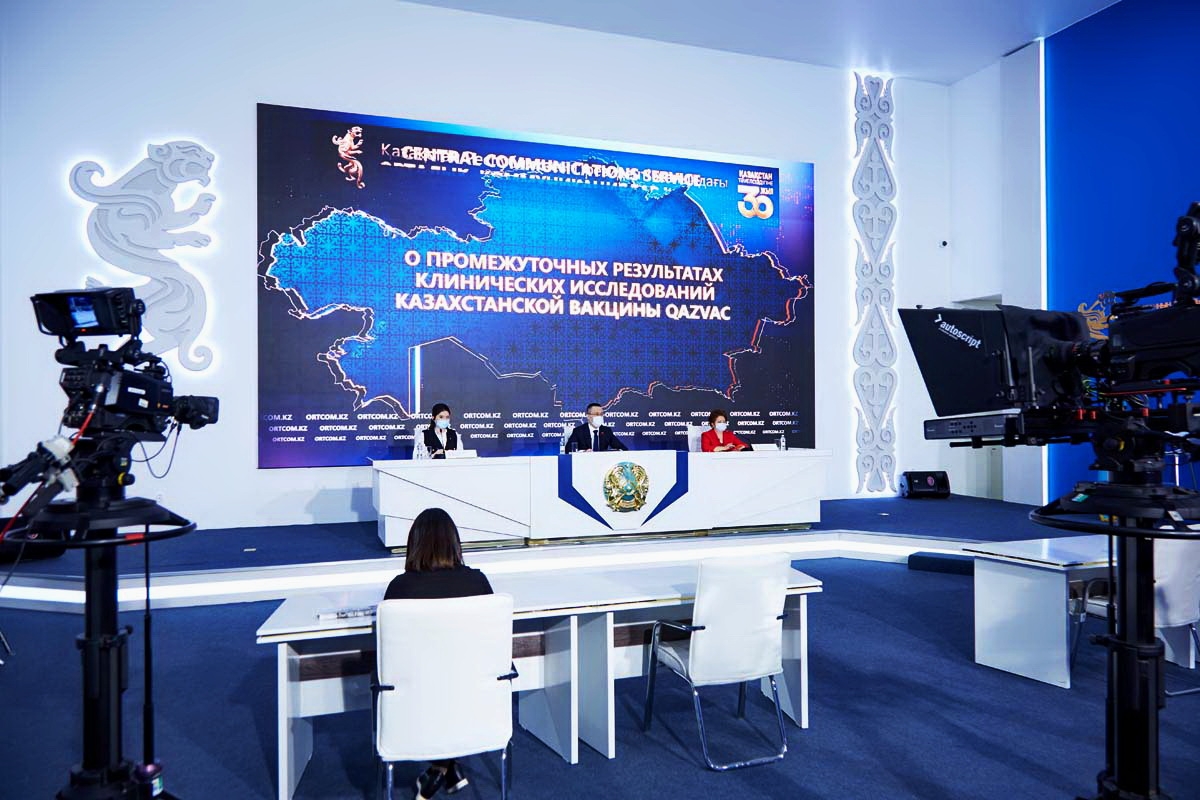 Слепое рандомизированное исследование. Никто не знает, получит доброволец вакцину, либо плацебо - МОН