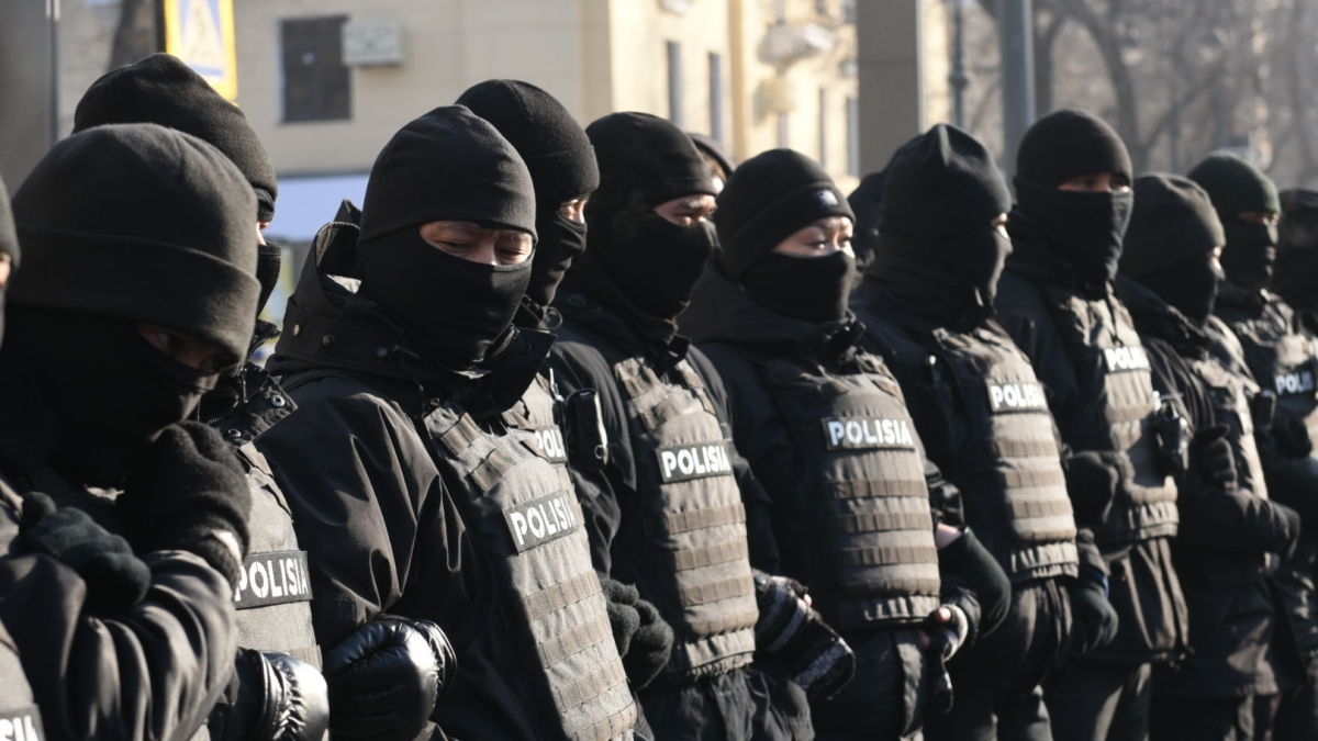 Наши полицейские всегда стоят без оружия, без дубинок, без газа – глава МВД о блокировке несанкционированных митингов