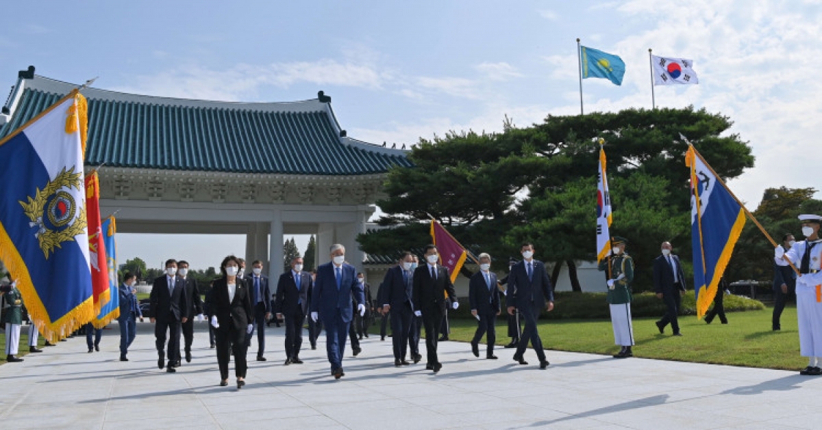 Глава государства принял участие в церемонии возложения венка к Монументу павшим за Родину в Сеуле