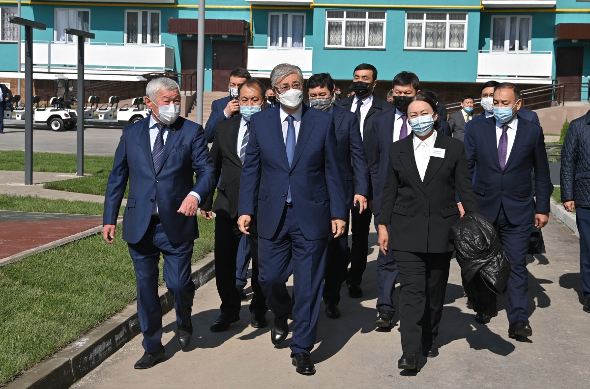 Президент Касым-Жомарт Токаев посетил новые дома для сотрудников НИИ проблем биологической безопасности
