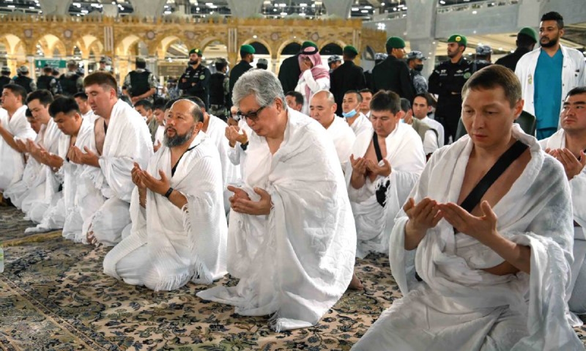 Қысқа шағын көйлектегі сексуалды қыздар (Bugaga Ru)