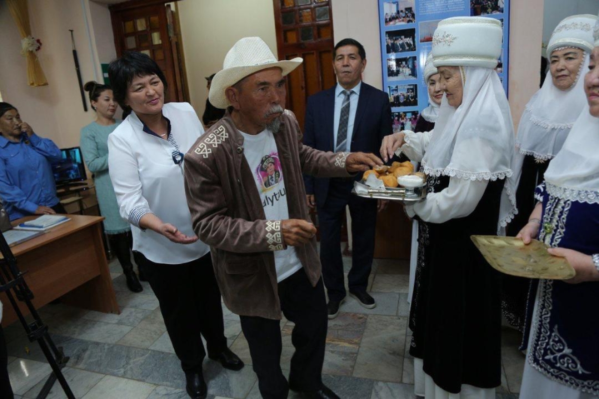 72-летнему марафонцу, преодолевшему за полгода 8 тыс. километров ...