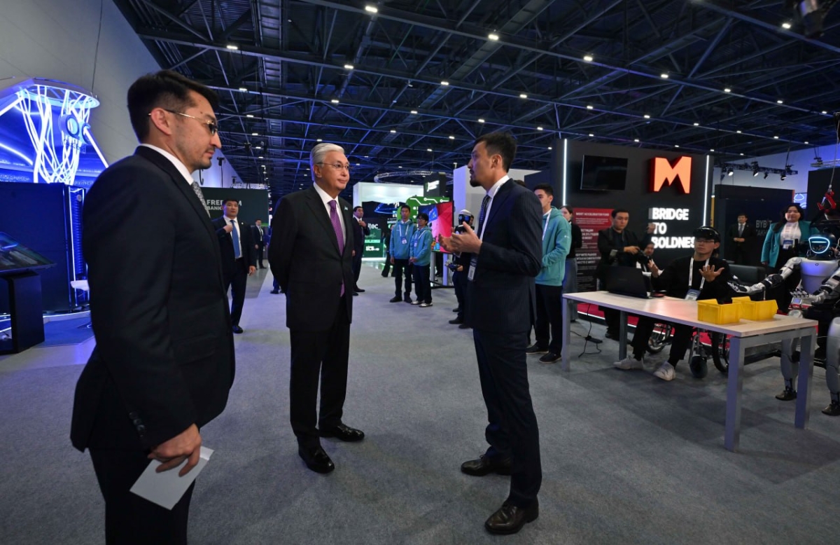 Глава государства посетил выставку цифровых решений