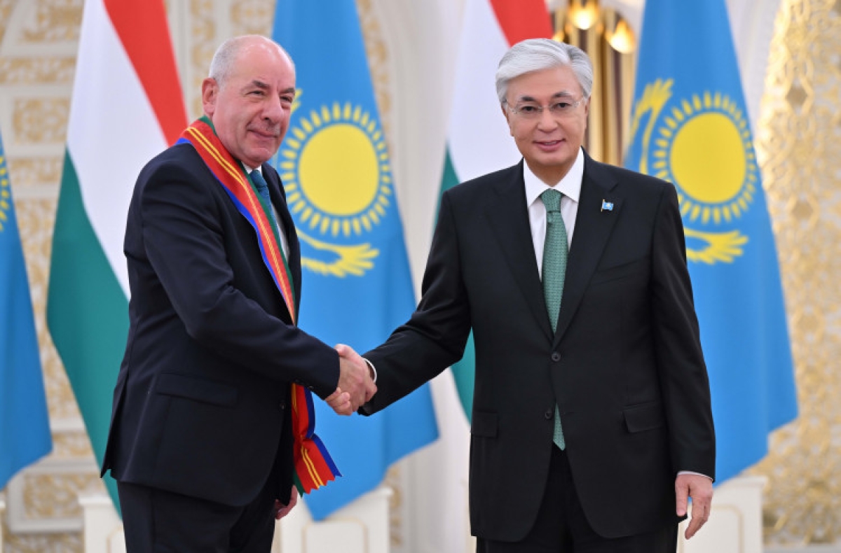 Глава государства наградил Президента Венгрии орденом «Достық» I степени