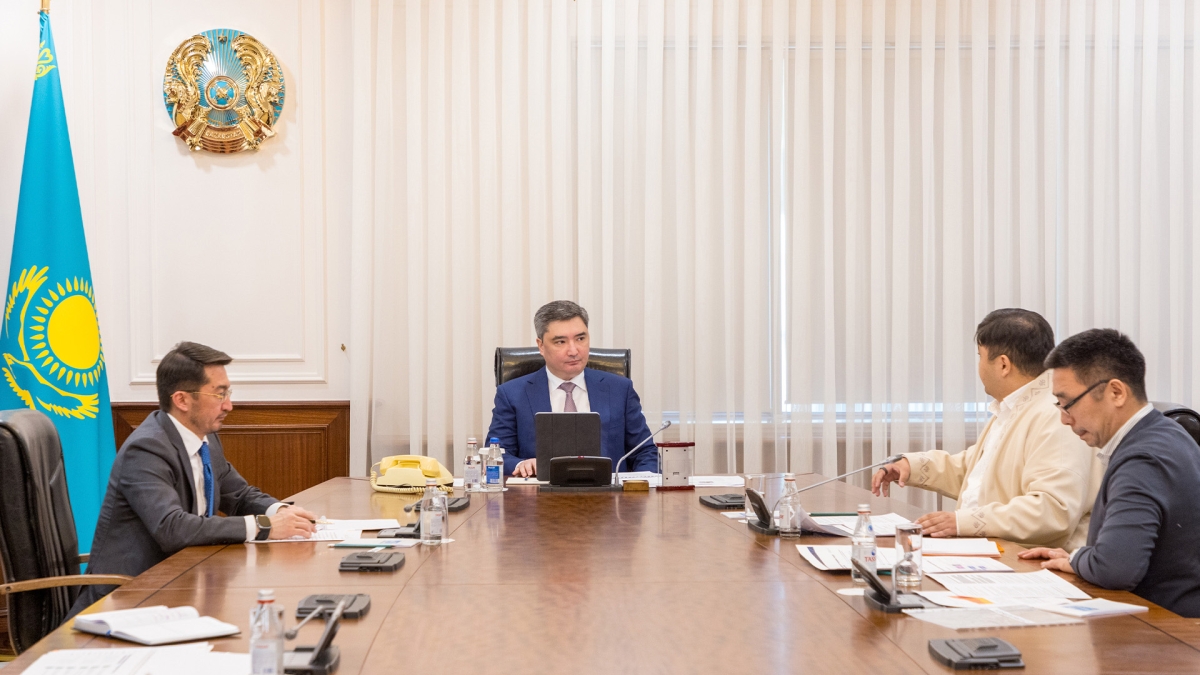 Жалаңаш сұлулардың фотолары мен видеолары Көршілермен порнография жасау