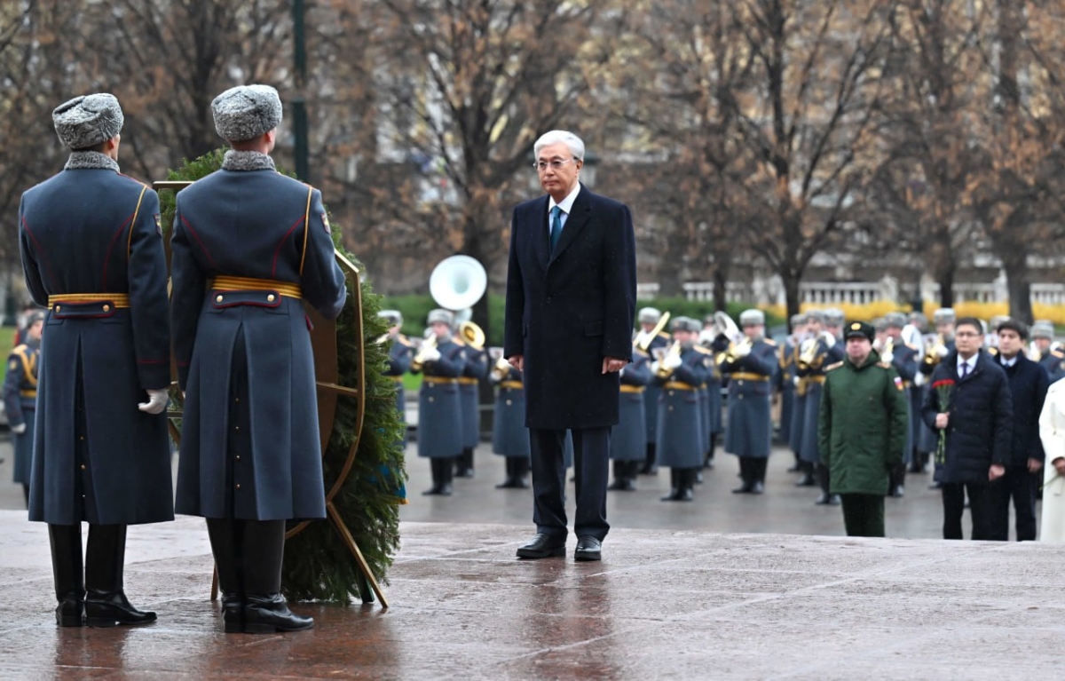 Касым-Жомарт Токаев возложил цветы к памятнику-мемориалу «Могила неизвестного солдата»