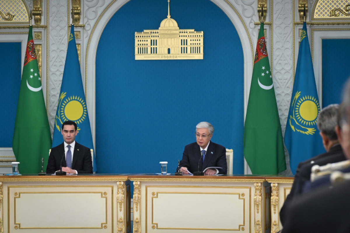 Касым-Жомарт Токаев и Сердар Бердымухамедов провели брифинг для представителей СМИ