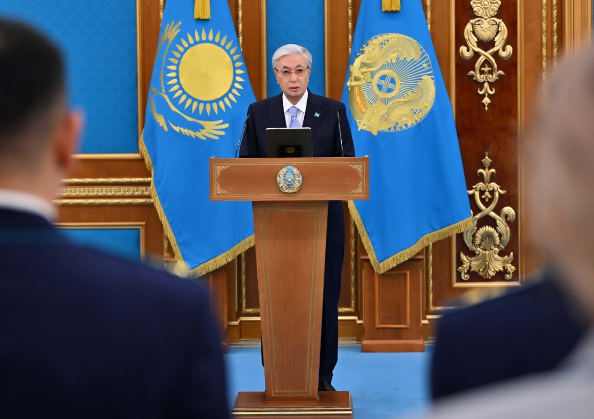 Президент Касым-Жомарт Токаев вручил ключи от квартир сотрудникам Генеральной прокуратуры, Службы государственной охраны и МВД