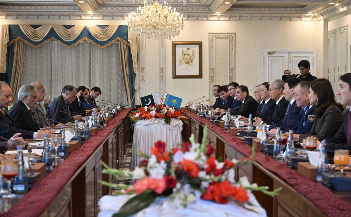 Глава государства провел переговоры с Премьер-министром Пакистана Шахбазом Шарифом