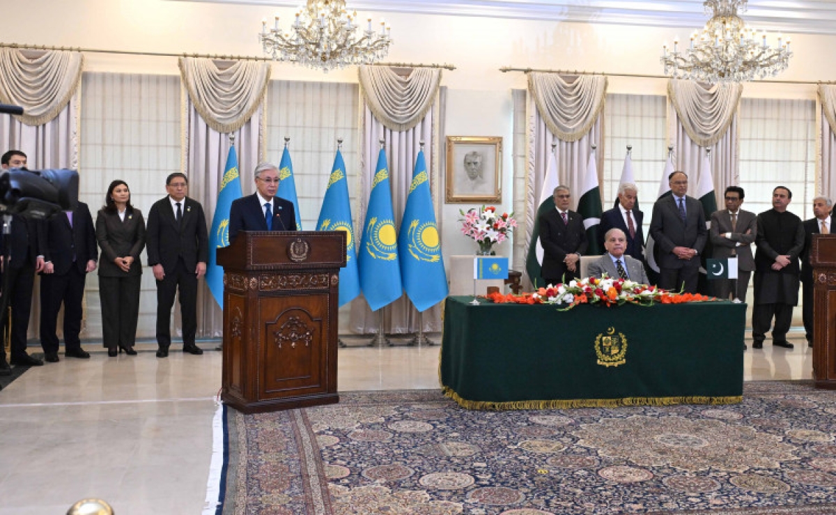 Глава государства выступил перед представителями СМИ по итогам переговоров с Премьер-министром Пакистана Шахбазом Шарифом