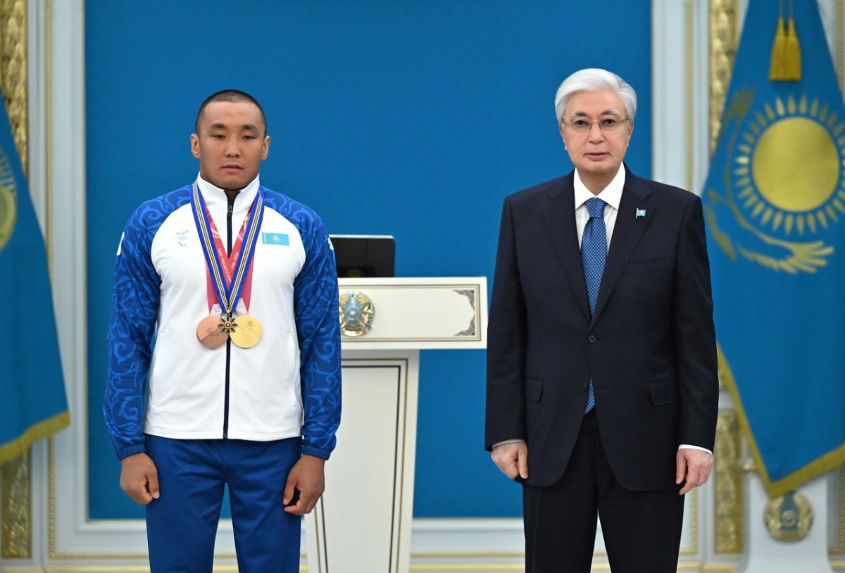 Глава государства наградил чемпиона ХІV зимних Паралимпийских игр Ербола Хамитова