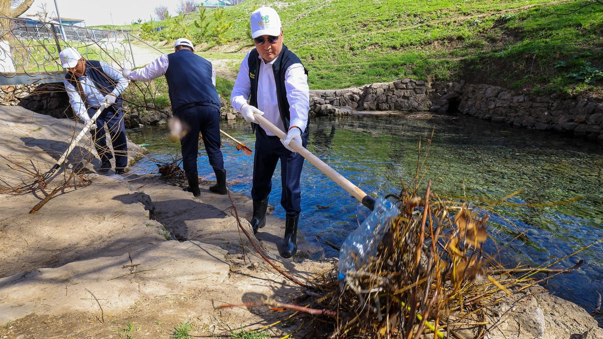 «Таза Қазақстан»: Олжас Бектенов принял участие в акции «Мөлдір бұлақ» в Туркестанской области