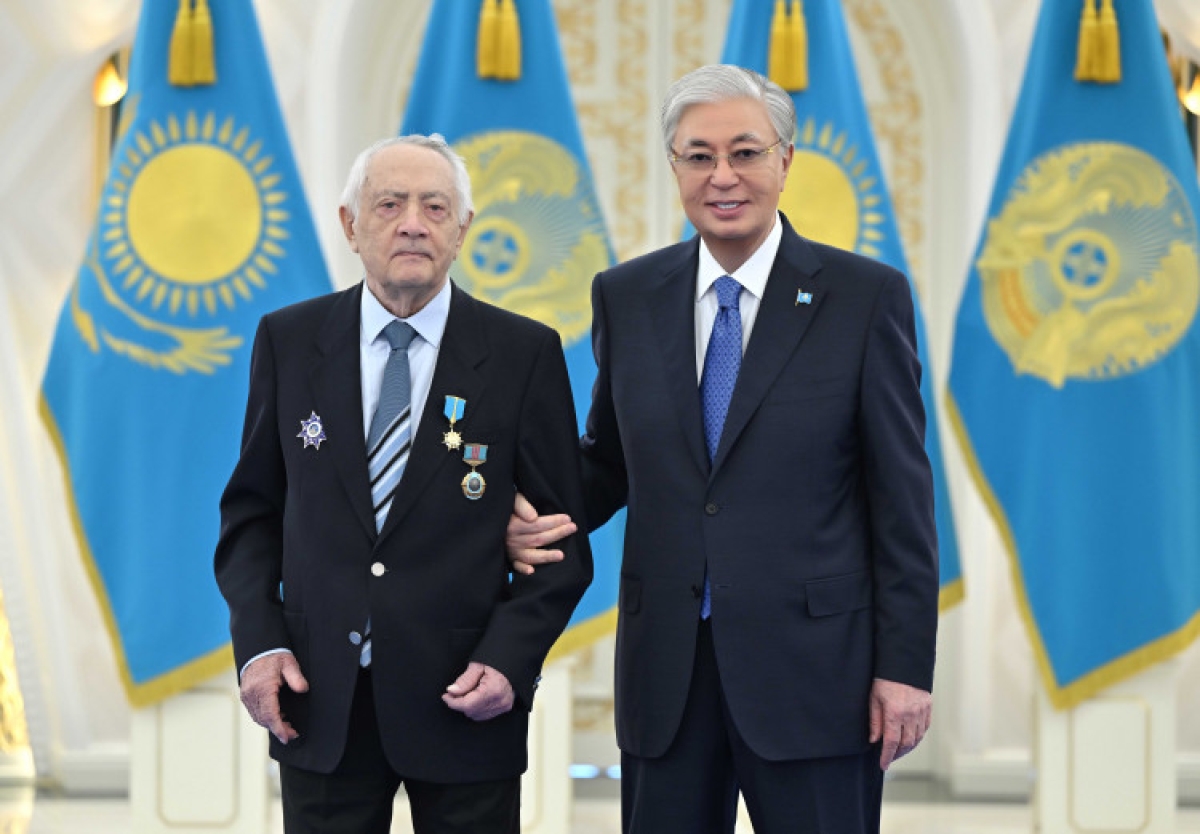 Глава государства вручил звание «Қазақстанның Еңбек Ері» Ерванду Ильинскому
