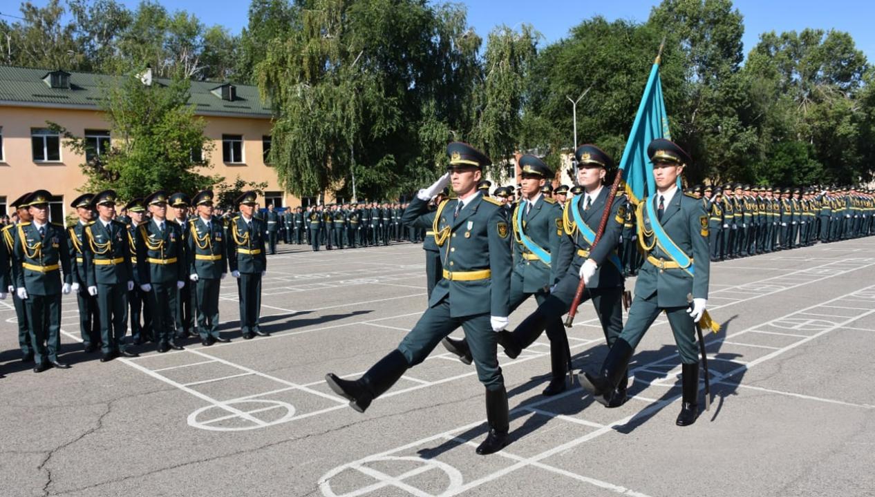 Назначенные в полк молодые офицеры были