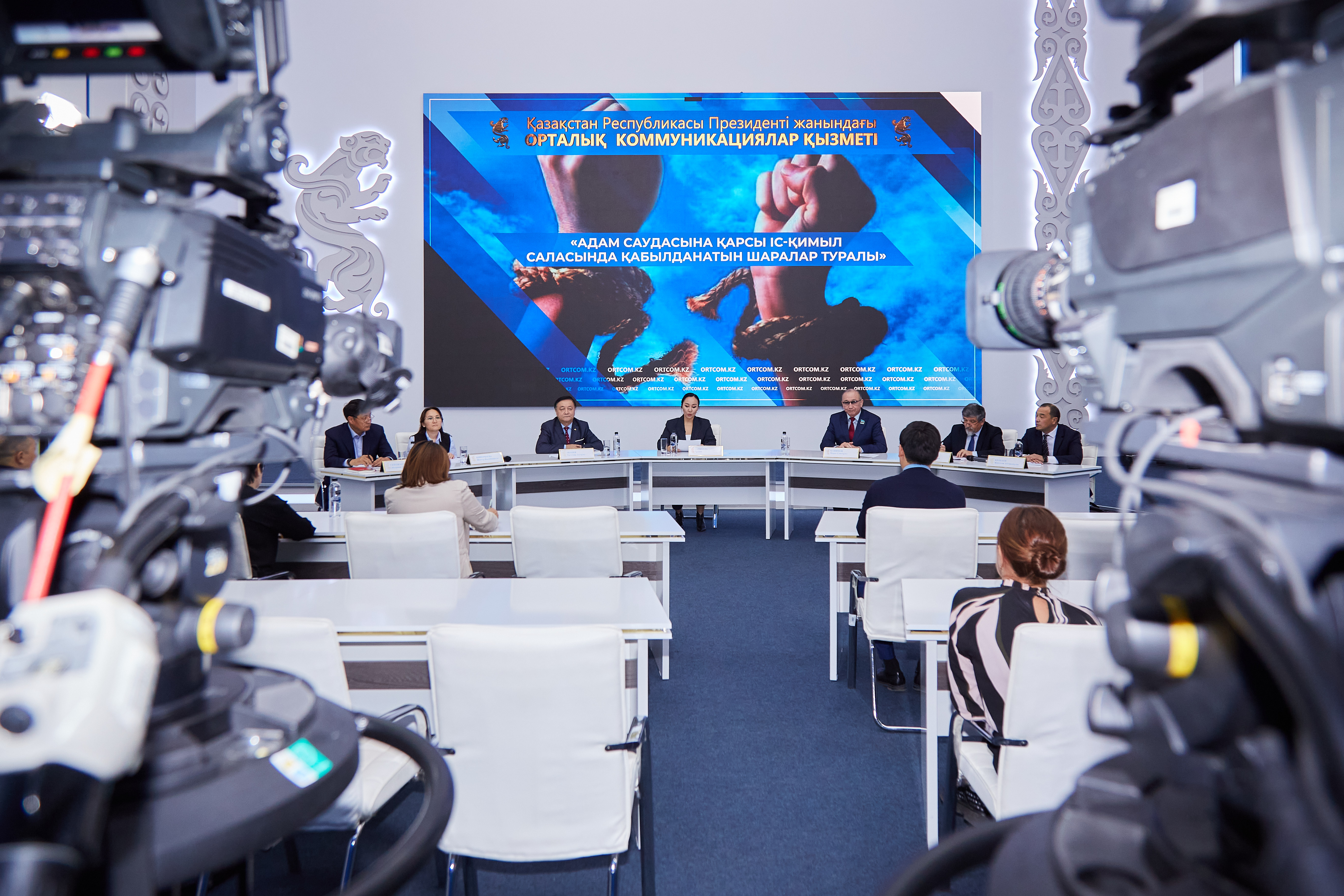 Жетілген жалғызбасты әйел жыныстық фотосуретті қалайды