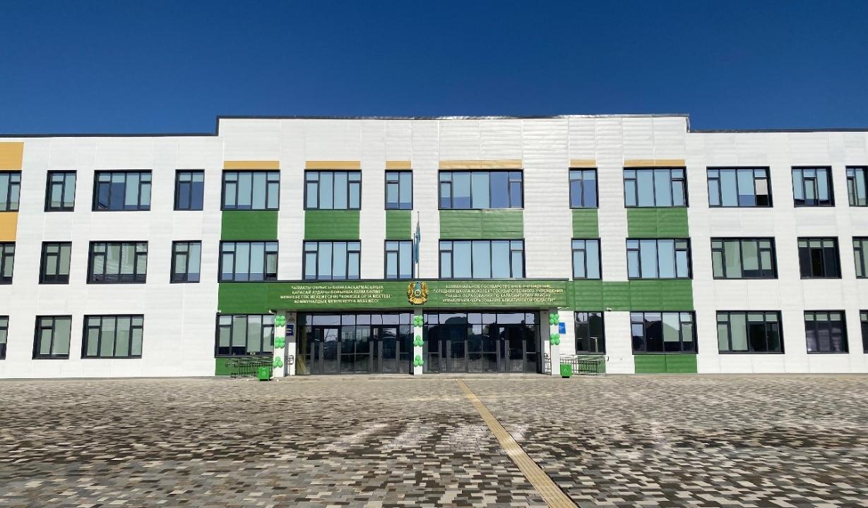 Ол жұлқиды, ал ол оны жұлқылайды. Қыздардың юбкасының кездейсоқ суреттері