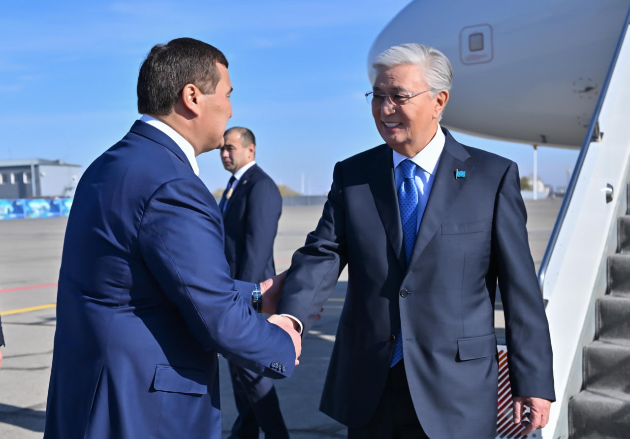 Әйелдің үстінде жатқан порно Топтық қоғамдық секс порно видео